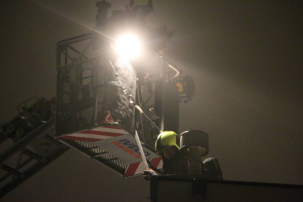 Rookontwikkeling door brand in schoorsteen van woning