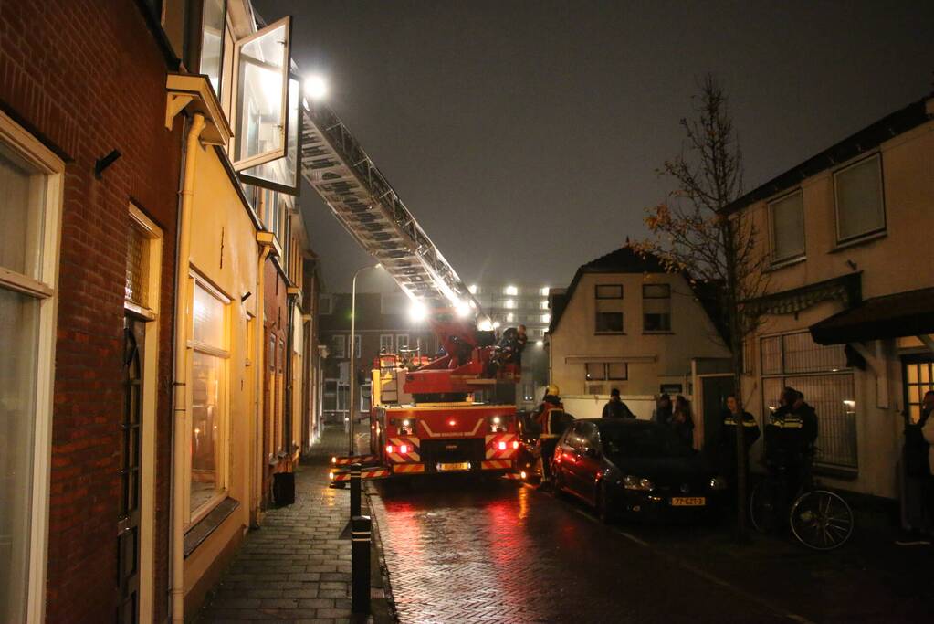 Rookontwikkeling door brand in schoorsteen van woning