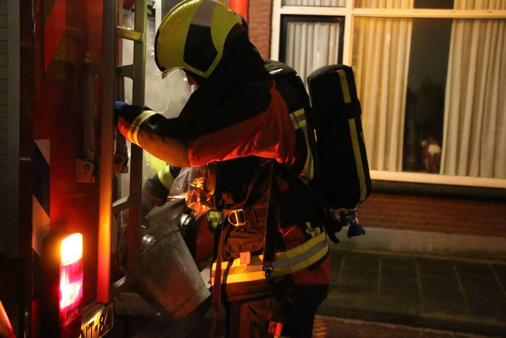 Rookontwikkeling door brand in schoorsteen van woning