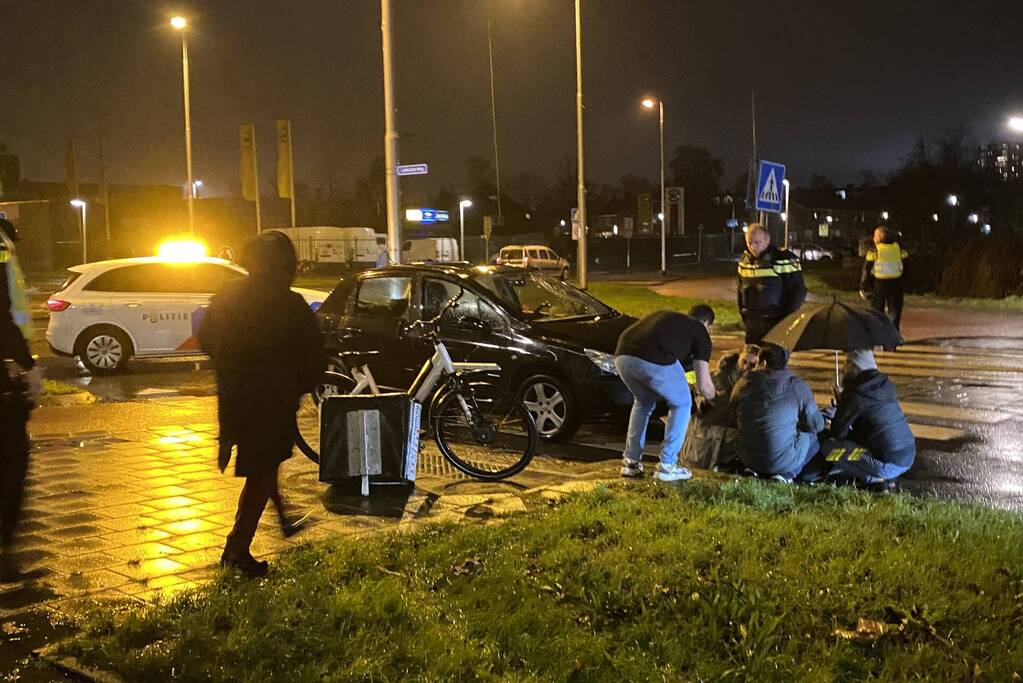 Gewonde bij botsing tussen auto en bezorgfiets