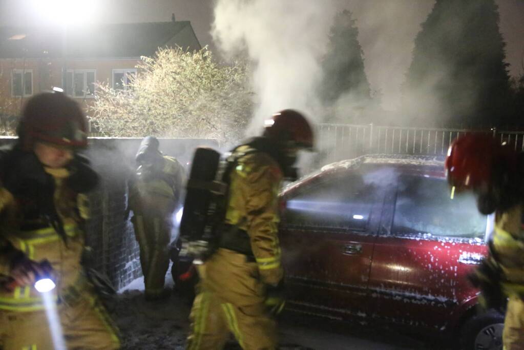 Meerdere auto's verwoest door brand