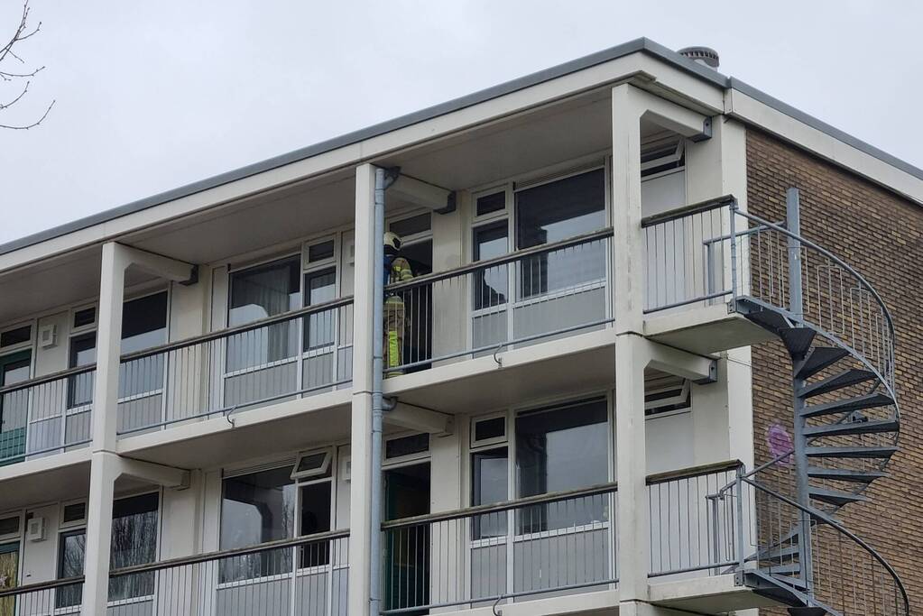 Brand in keuken van flatwoning