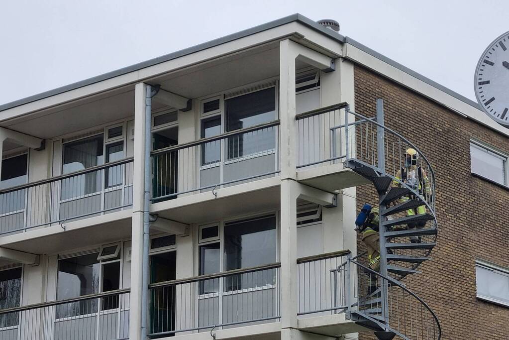 Brand in keuken van flatwoning
