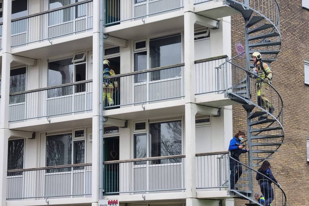 Brand in keuken van flatwoning