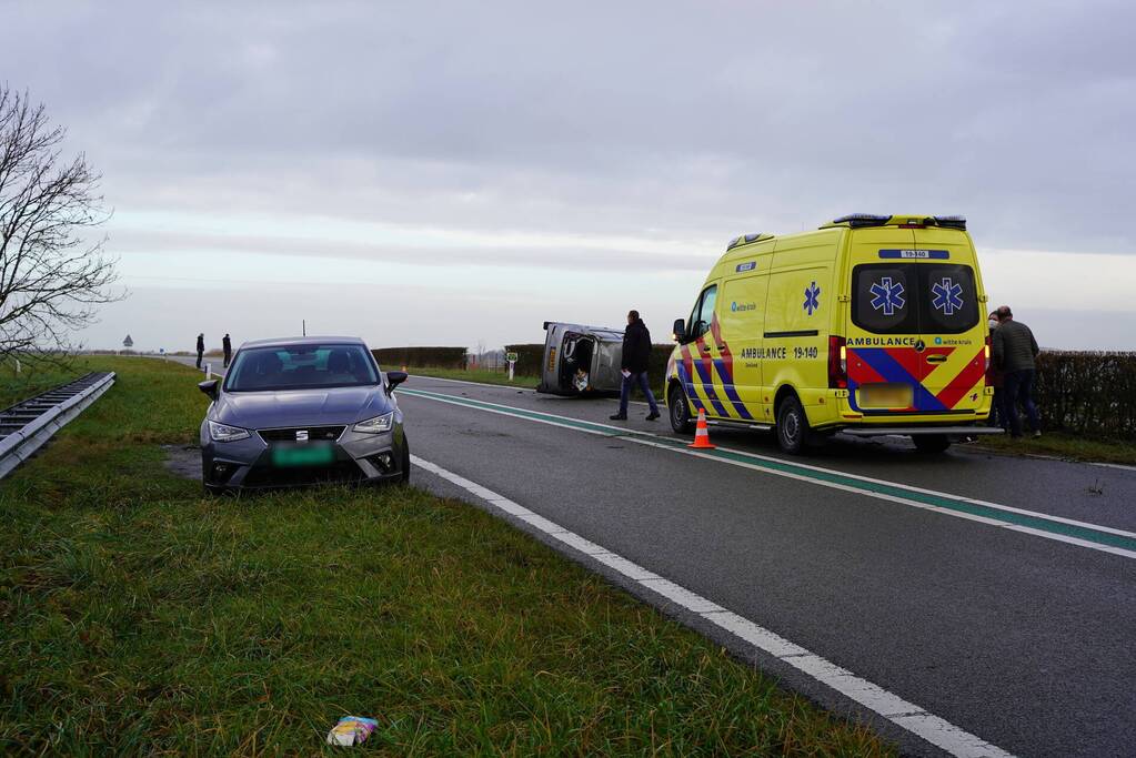 Auto op zijn kant bij verkeersongeval