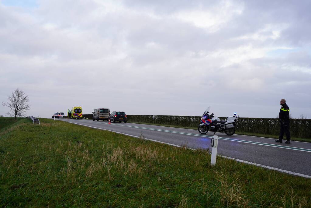 Auto op zijn kant bij verkeersongeval