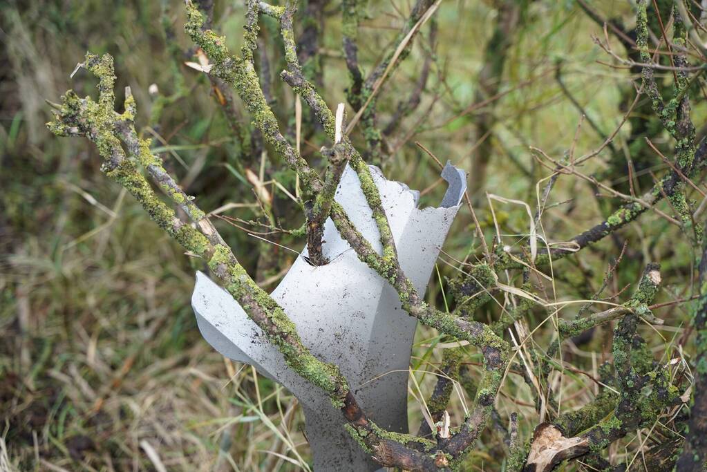 Auto op zijn kant bij verkeersongeval