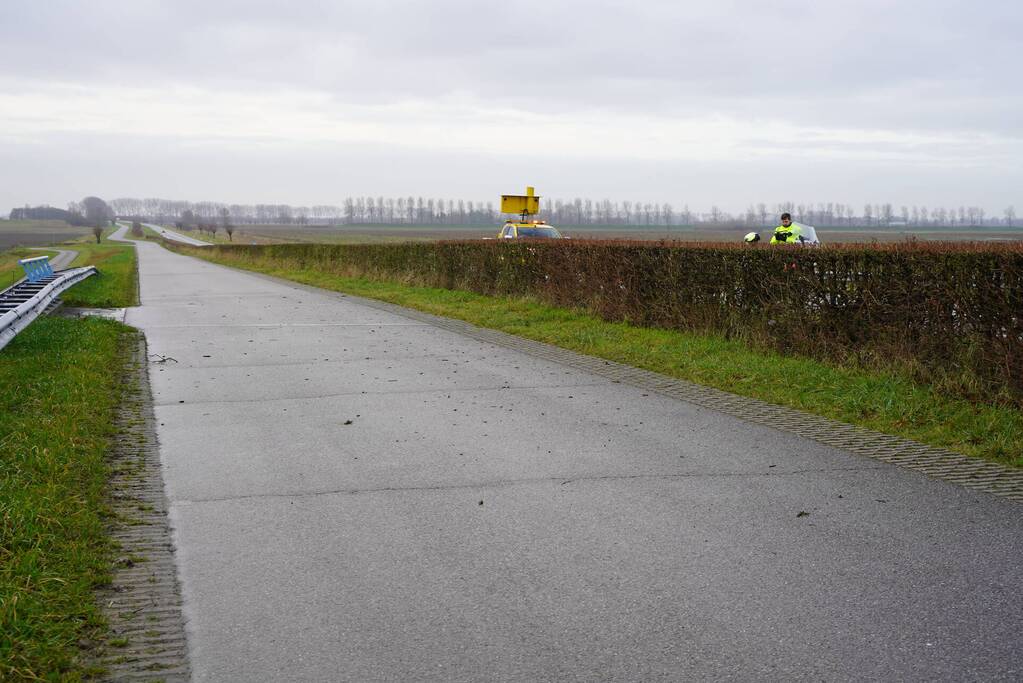 Auto op zijn kant bij verkeersongeval