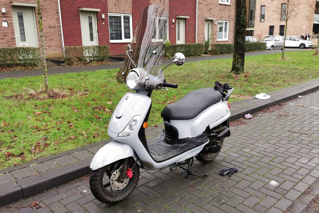 Scooterrijdster gewond na uitwijkmanoeuvre