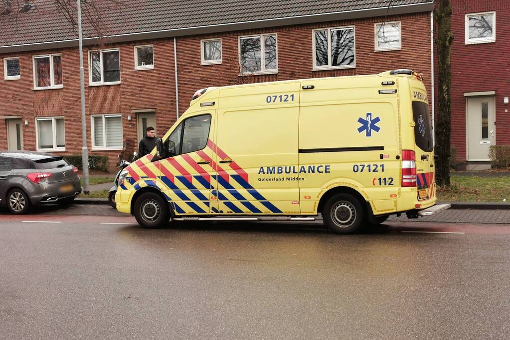 Scooterrijdster gewond na uitwijkmanoeuvre