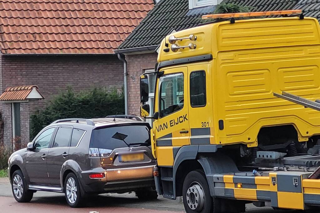 Auto loopt behoorlijk schade op bij botsing