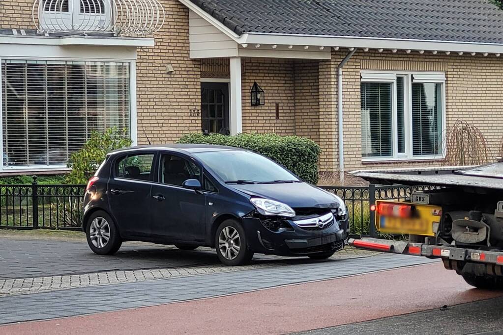 Auto loopt behoorlijk schade op bij botsing