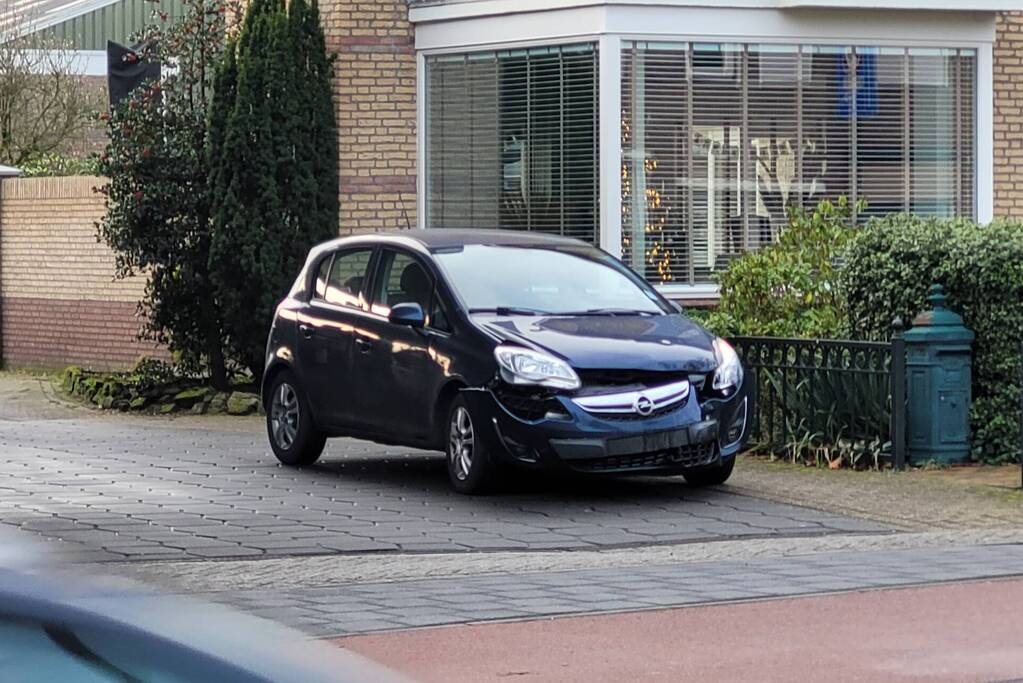 Auto loopt behoorlijk schade op bij botsing