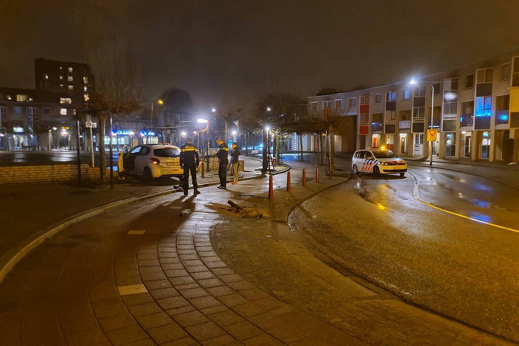 Automobilist verliest macht over het stuur en rijdt door stenen muur