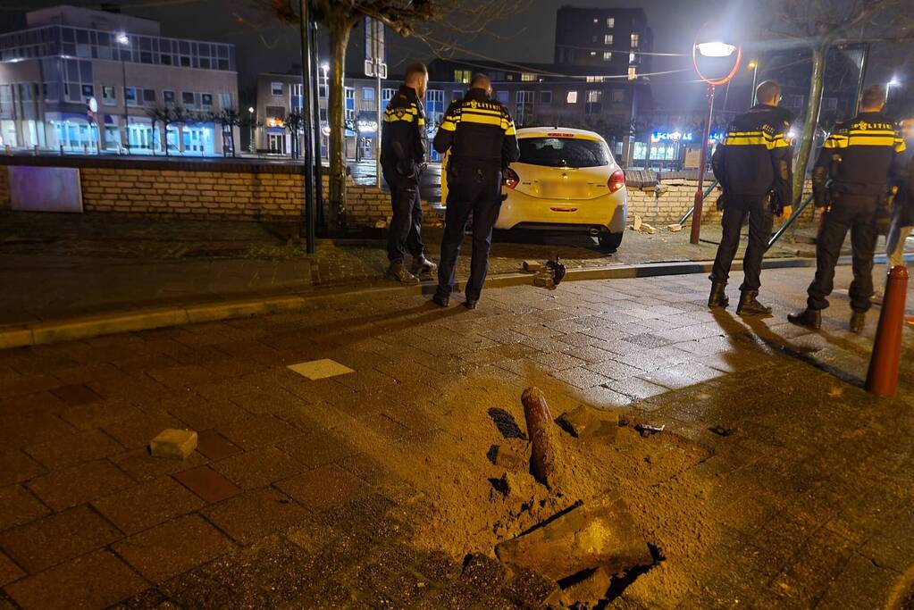Automobilist verliest macht over het stuur en rijdt door stenen muur