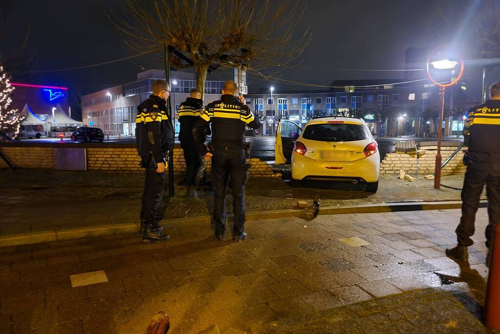Automobilist verliest macht over het stuur en rijdt door stenen muur