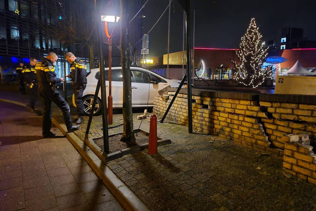 Automobilist verliest macht over het stuur en rijdt door stenen muur