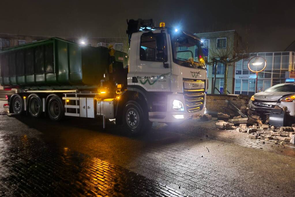 Automobilist verliest macht over het stuur en rijdt door stenen muur