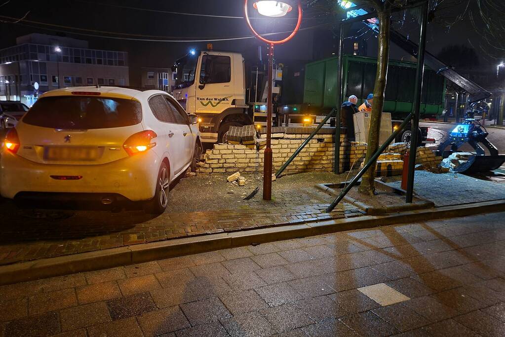 Automobilist verliest macht over het stuur en rijdt door stenen muur