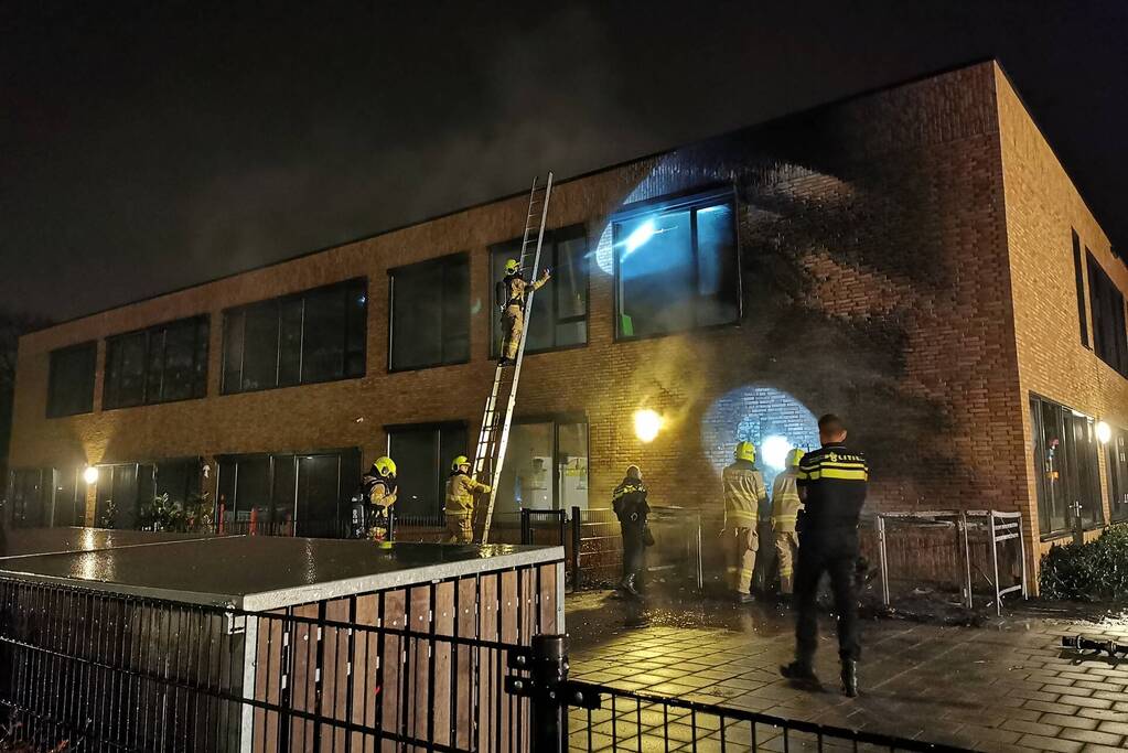 Brand zorgt voor zwarte buitenmuren van basisschool De Atlas
