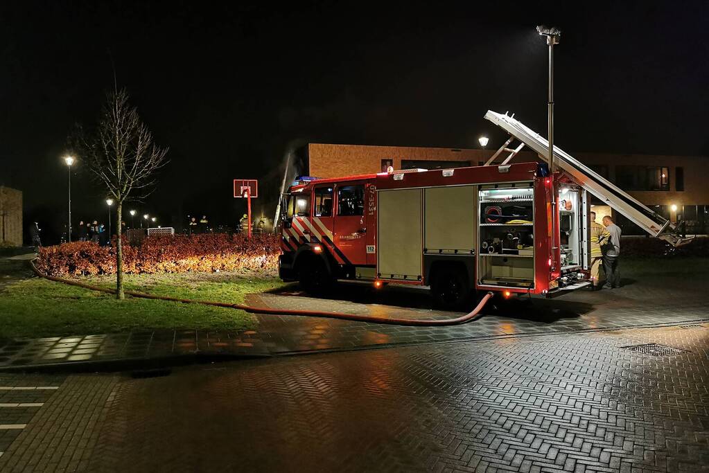 Brand zorgt voor zwarte buitenmuren van basisschool De Atlas