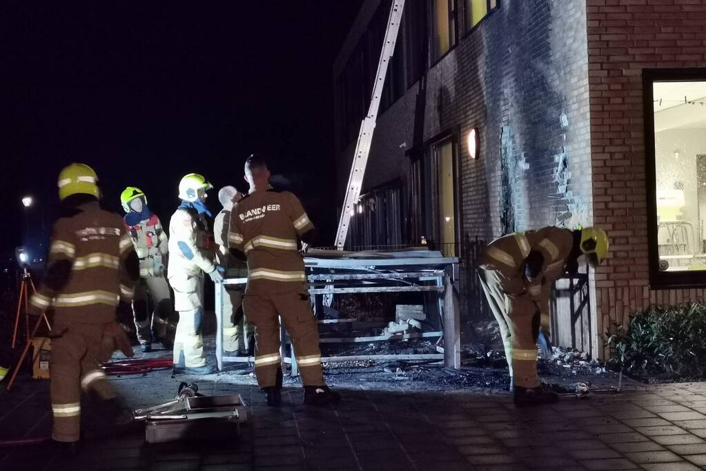Brand zorgt voor zwarte buitenmuren van basisschool De Atlas
