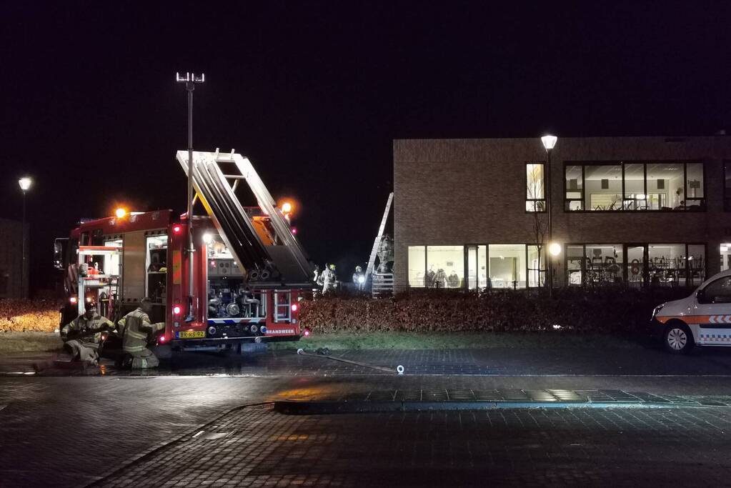 Brand zorgt voor zwarte buitenmuren van basisschool De Atlas