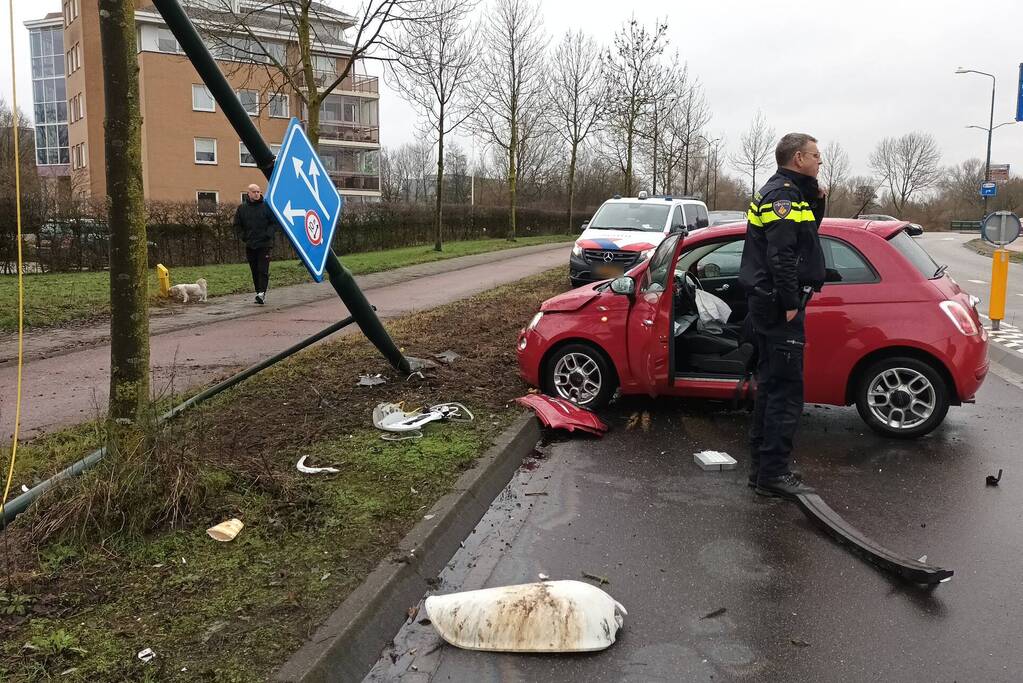 Automobilist verliest controle over stuur en botst tegen paal