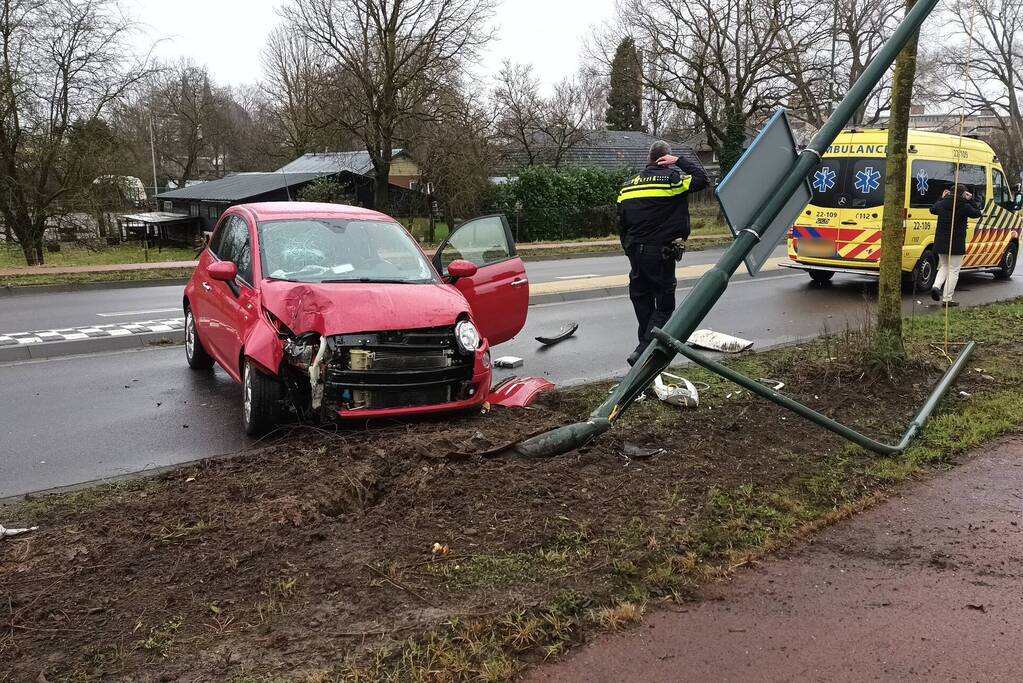 Automobilist verliest controle over stuur en botst tegen paal