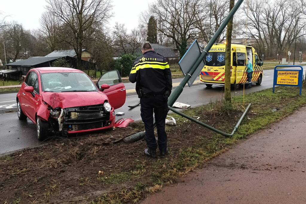 Automobilist verliest controle over stuur en botst tegen paal