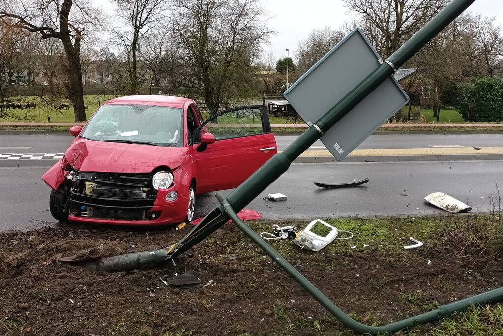 Automobilist verliest controle over stuur en botst tegen paal