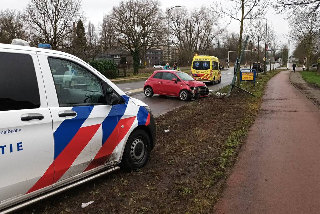 Automobilist verliest controle over stuur en botst tegen paal