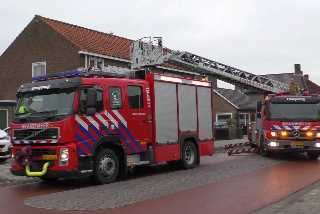 Brandweer controleert schoorsteen