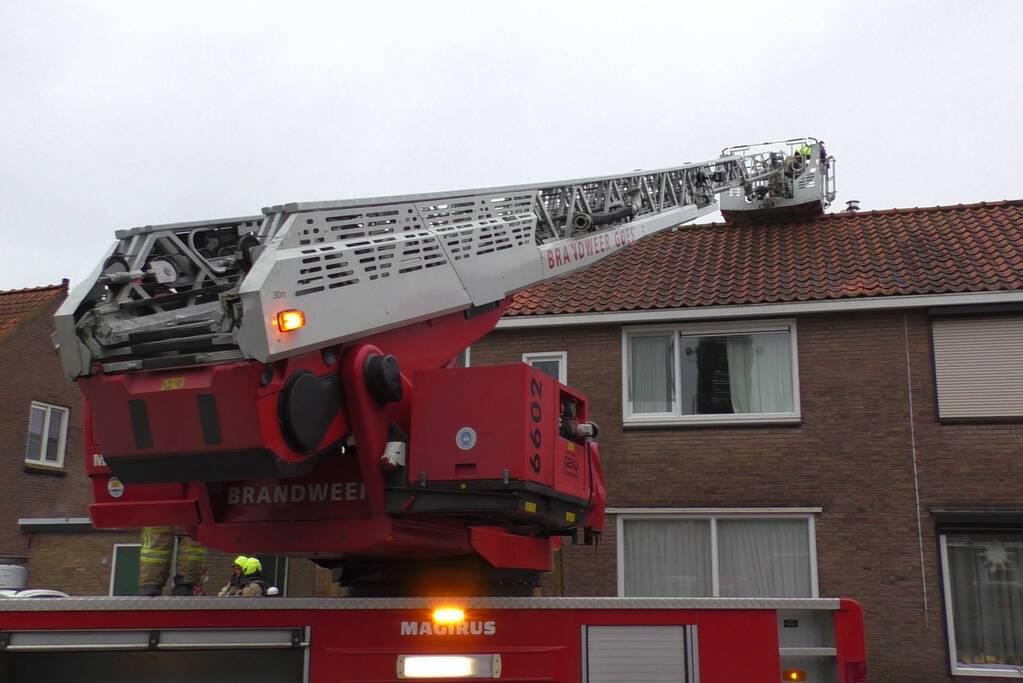 Brandweer controleert schoorsteen