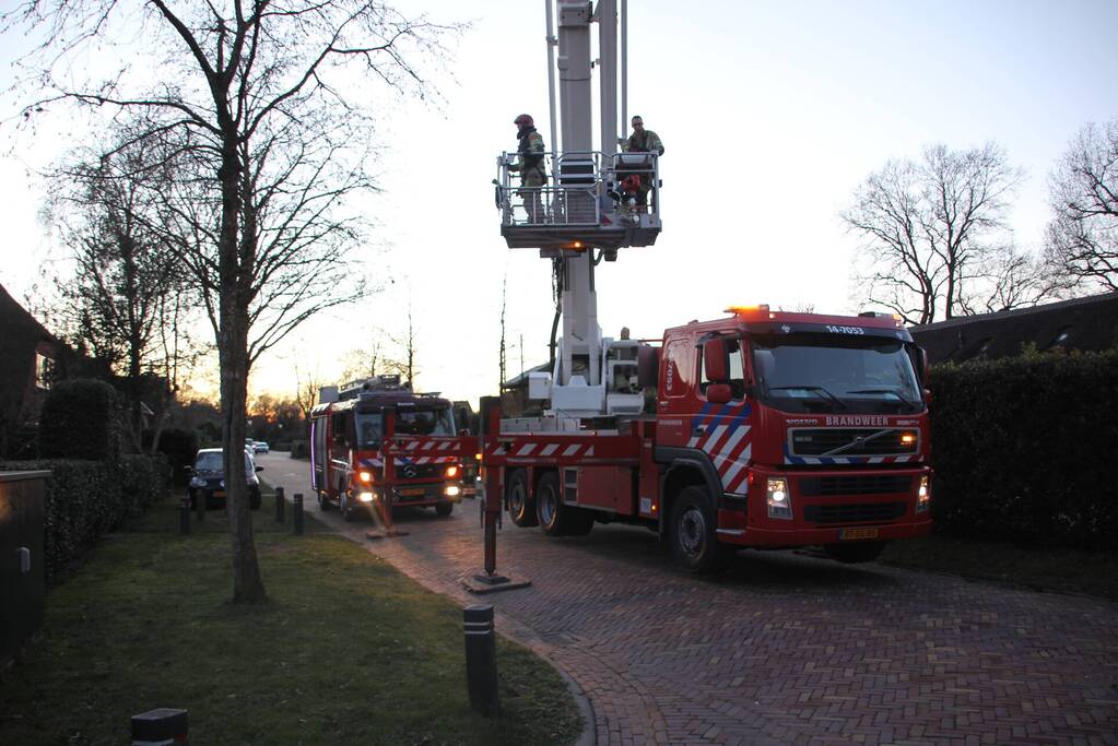 Brandweer controleert schoorsteen op brand