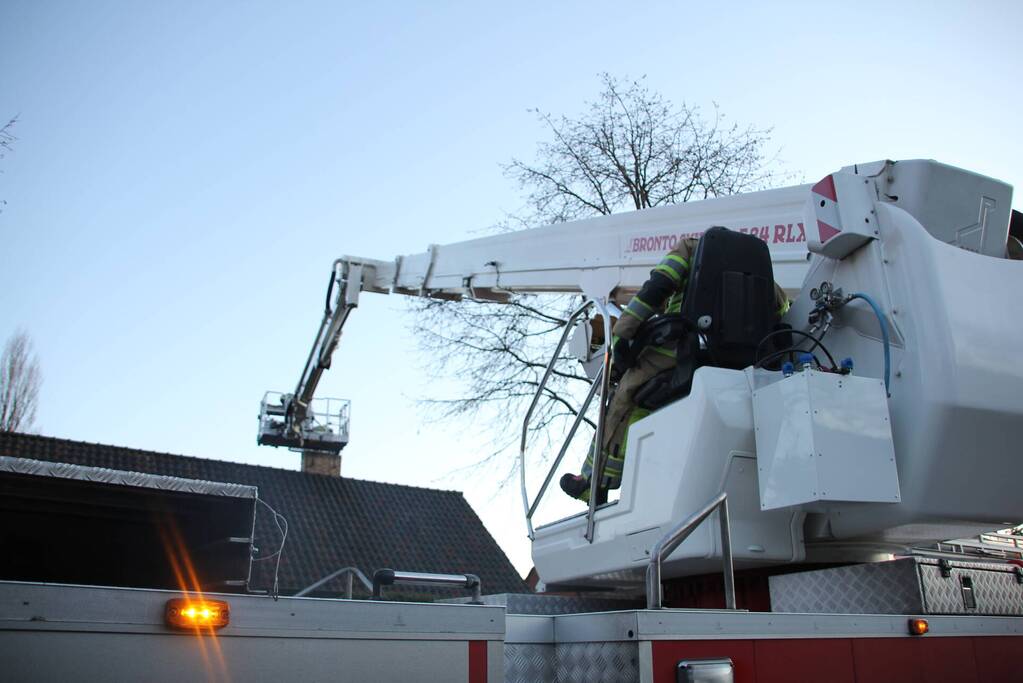 Brandweer controleert schoorsteen op brand