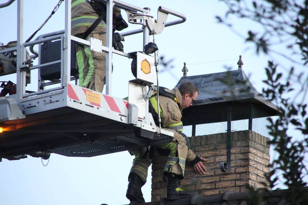 Brandweer controleert schoorsteen op brand