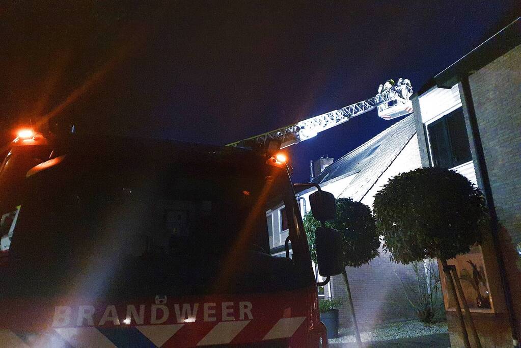 Brandweer veegt schoorsteen door brand