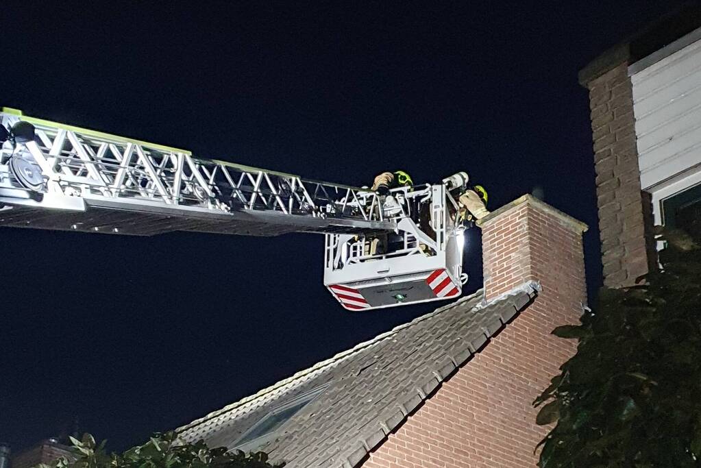Brandweer veegt schoorsteen door brand