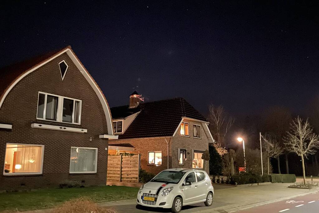 Brandweer dooft brand in schoorsteen met ramoneur