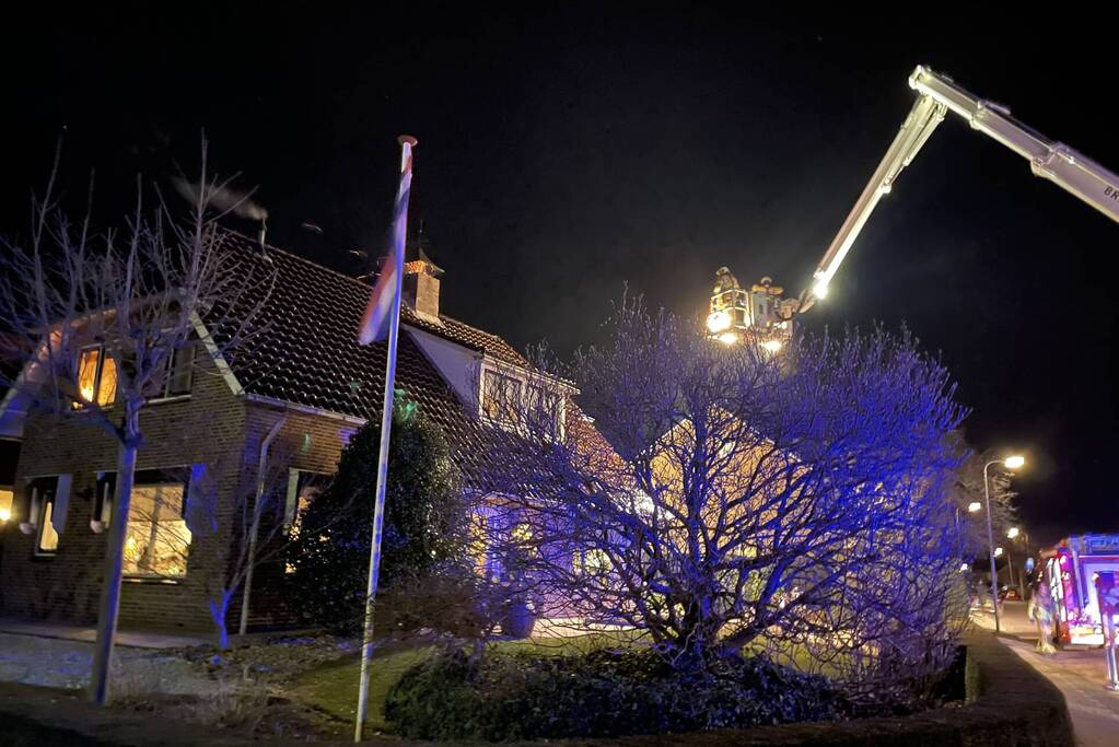 Brandweer dooft brand in schoorsteen met ramoneur
