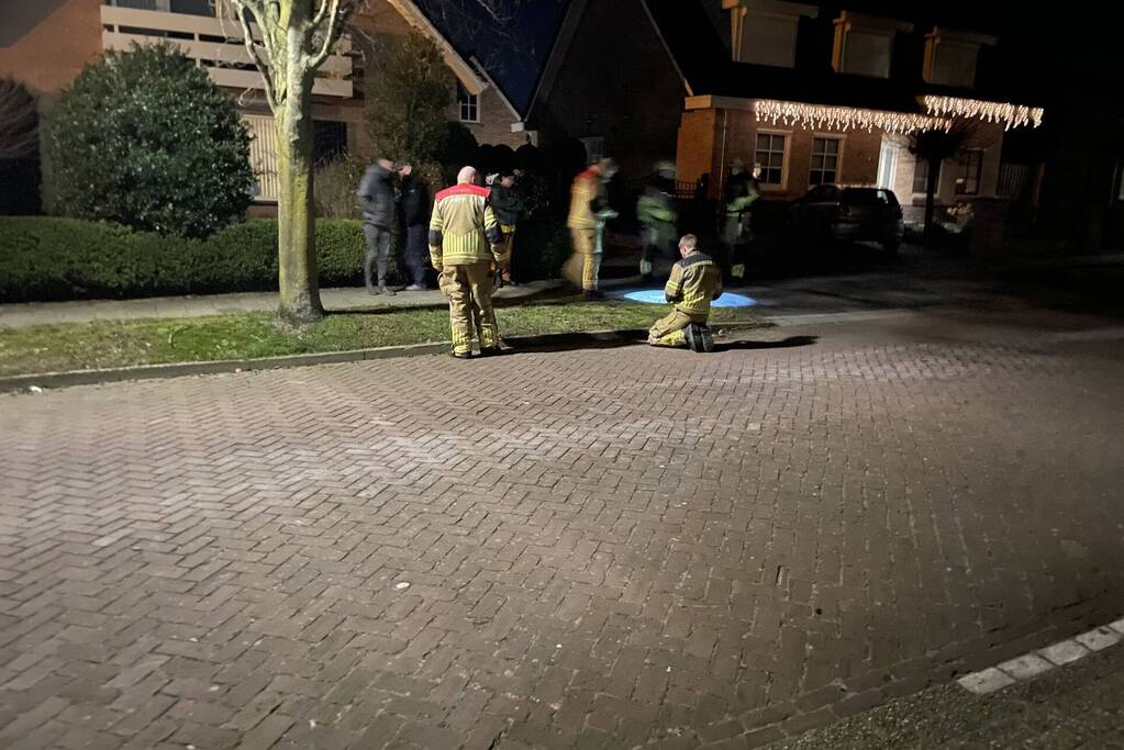 Brandweer verricht metingen door gaslucht