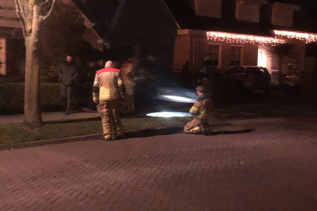 Brandweer verricht metingen door gaslucht