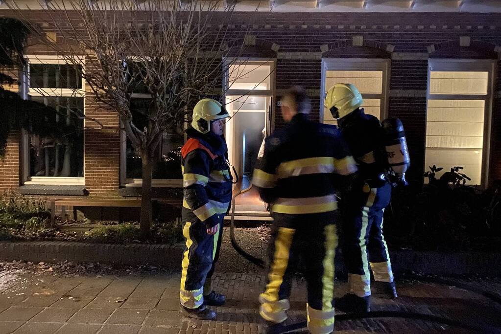 Grote vlammen door brand in bijkeuken
