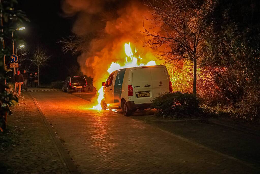 Voorkant van bestelbus volledig uitgebrand