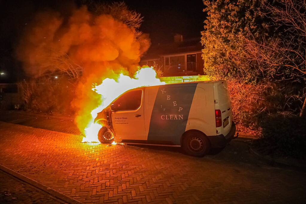 Voorkant van bestelbus volledig uitgebrand