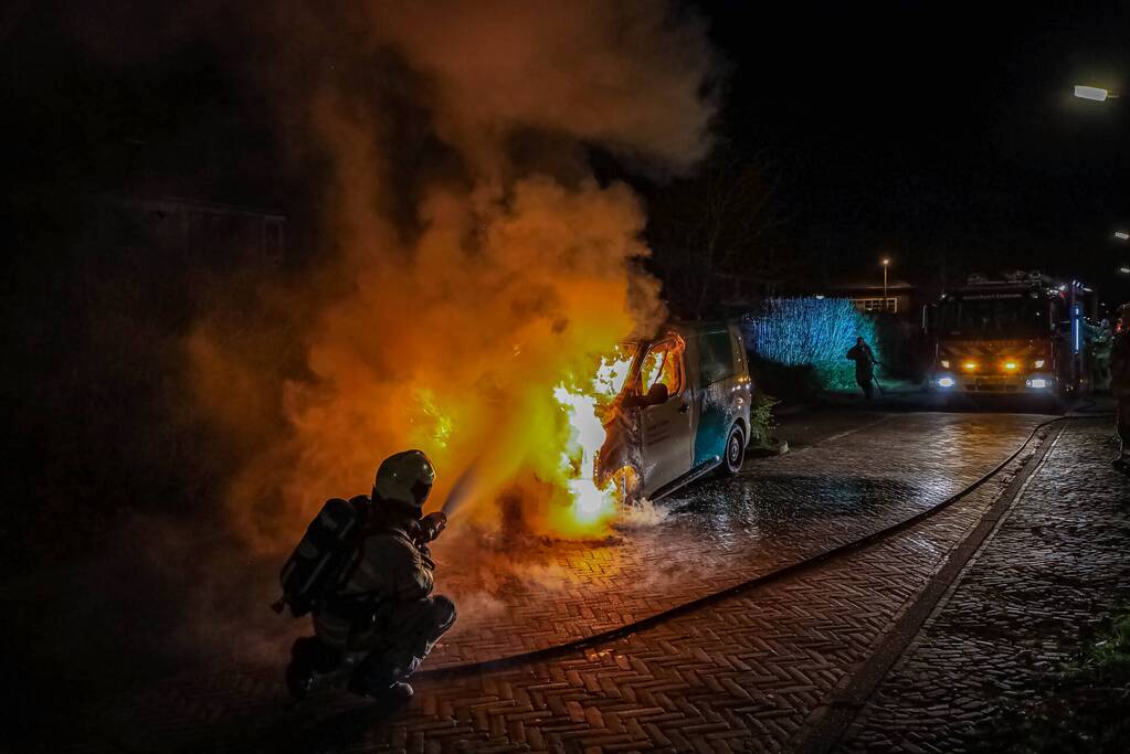 Voorkant van bestelbus volledig uitgebrand