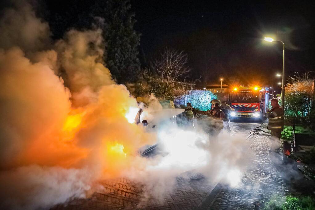 Voorkant van bestelbus volledig uitgebrand