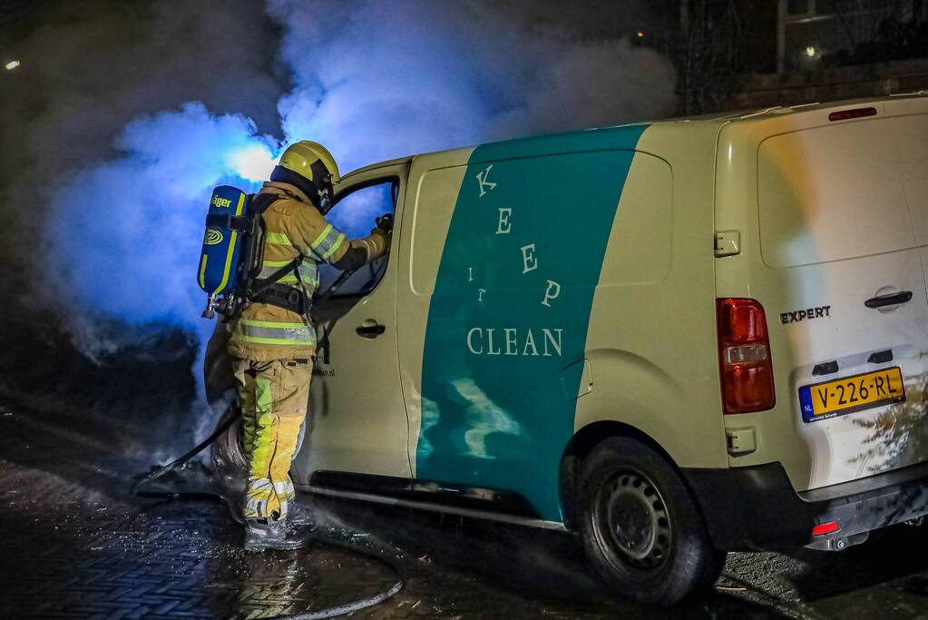 Voorkant van bestelbus volledig uitgebrand