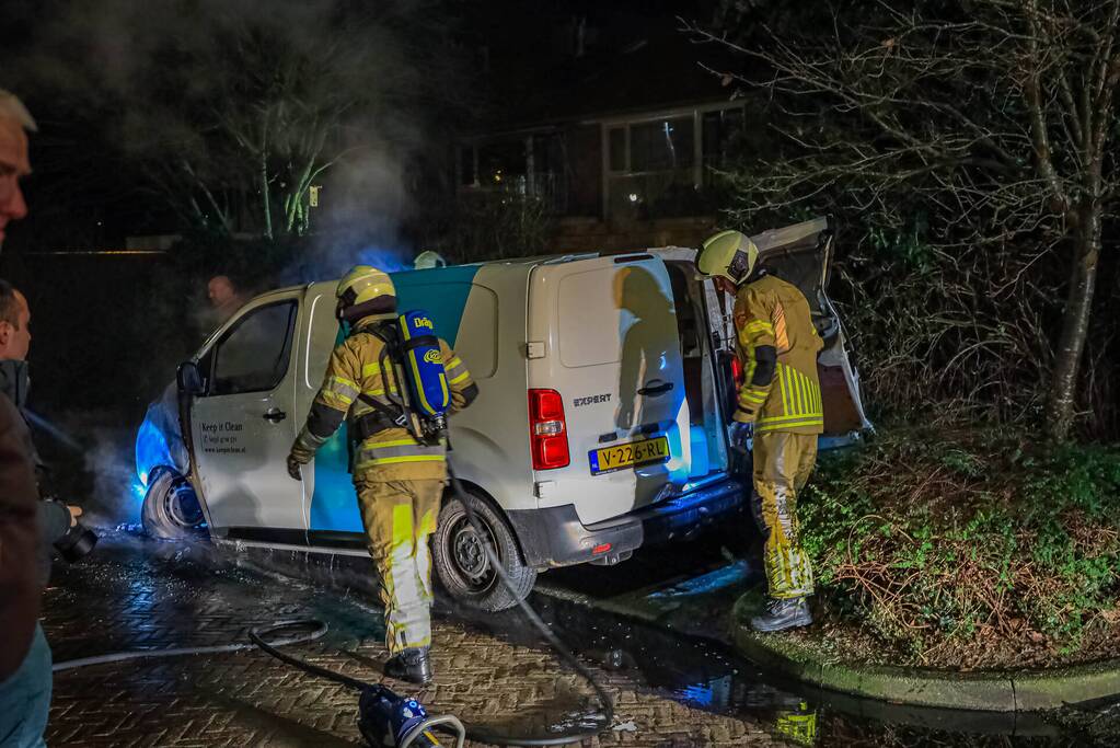 Voorkant van bestelbus volledig uitgebrand